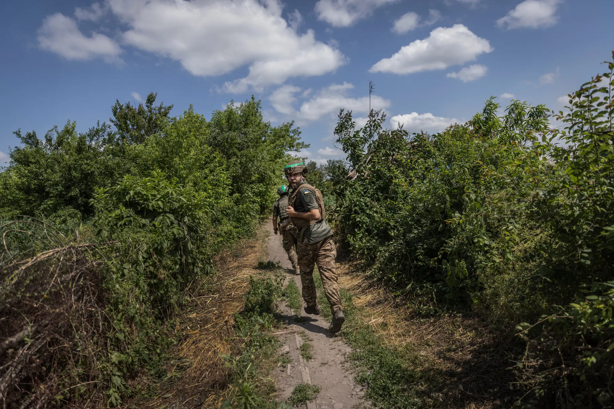 Українські військові з 68-ї бригади мчать через нещодавно відвойоване село Благодатне, потрапивши під російський ракетний обстріл 15 червня.